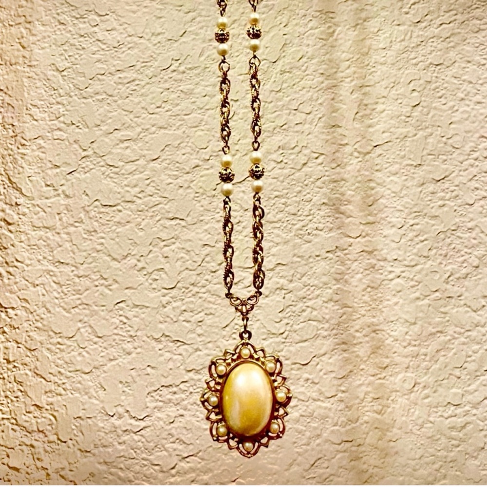 Gold Necklace with Oval Pendant and Delicate Chain